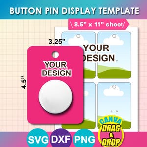 Pode incluir: Um modelo de exibição de pinos de botão com uma etiqueta rosa choque de 11,4 cm de altura e 8,3 cm de largura, com um pino de botão branco. A etiqueta tem o texto "YOUR DESIGN" e um furo na parte superior. O modelo inclui uma folha de 21,6 cm x 27,9 cm com o texto "YOUR DESIGN".