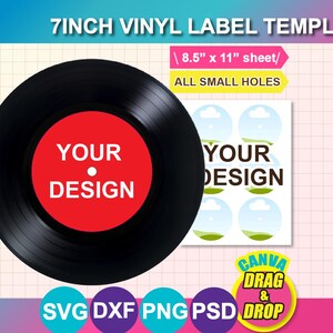 Op de afbeelding: Een zwarte 7-inch vinyl label sjabloon met een rode cirkel met de tekst "YOUR DESIGN" in het wit. De afbeelding bevat een vel labels en pictogrammen voor SVG-, DXF-, PNG- en PSD-formaten. De tekst bovenaan luidt "7INCH VINYL LABEL TEMPLATE".