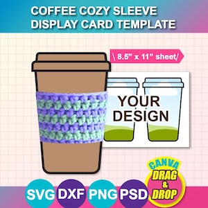 Pode incluir: Uma caneca de café castanha com uma capa de crochê em tons de roxo e verde. Ao lado, um modelo de cartão de apresentação com o texto "YOUR DESIGN". A imagem também inclui o texto "COFFEE COZY SLEEVE DISPLAY CARD TEMPLATE" e "8.5" x 11" sheet/.