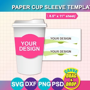 以下が含まれることがあります： 白いコーヒーカップと「YOUR DESIGN」と書かれたピンク色のバンドが付いた、紙コップスリーブテンプレート。テンプレートには、2つのスリーブデザインと「8.5インチ x 11インチシート」というテキストが記載されたシートが含まれています。画像には「CANVA DRAG & DROP」というテキストも含まれています。