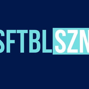 Puede incluir: Un diseño gráfico con el texto "SFTBLSZN" en letras blancas sobre un fondo azul claro. Las letras están en negrita, sin serif.