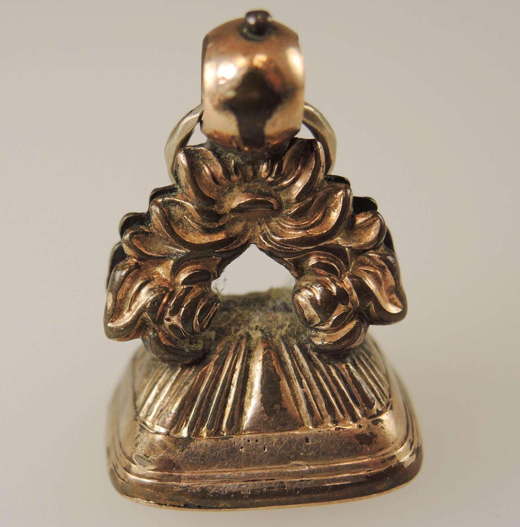 赤い石がセットされたビクトリア朝の金箔ケース入り印章、1850 年頃