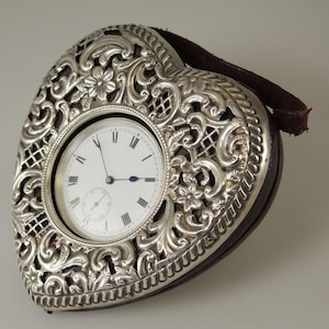 Engels Zilveren HART GEVORMDE HorlogeHouder met horloge c1910