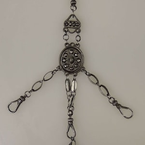 Chatelaine de acero cortado con sello a juego c1770