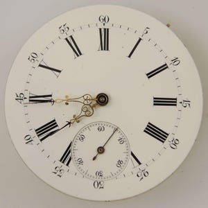 Op de afbeelding: Antieke horlogekast met een witte achtergrond, zwarte Romeinse cijfers voor de uren en een kleine secondenwijzer. De wijzers zijn goudkleurig, wat het een klassieke, vintage uitstraling geeft.
