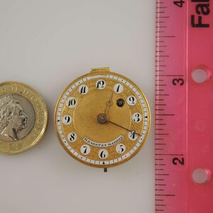 Puede incluir: Un reloj de bolsillo de oro con n&uacute;meros romanos en la esfera. La esfera est&aacute; rodeada por un anillo de esmalte blanco con la inscripci&oacute;n "ALBARET ET MATHIEU".
