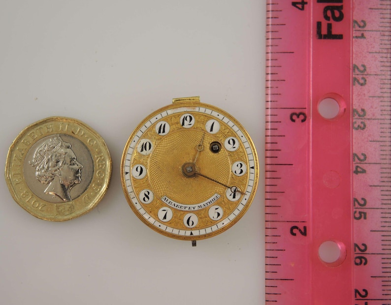 Puede incluir: Un reloj de bolsillo de oro con n&uacute;meros romanos en la esfera. La esfera est&aacute; rodeada por un anillo de esmalte blanco con la inscripci&oacute;n "ALBARET ET MATHIEU".
