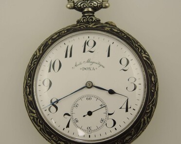 Horloge Murale Vintage 1970 – Design Montre Gousset – Étain – Allemagne – 24x31 Cm