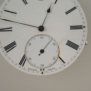 Op de afbeelding: Een wit zakhorloge-wijzerplaat met zwarte Romeinse cijfers voor de uren en zwarte markeringen voor de minuten. Het horloge heeft een kleinere, witte sub-wijzerplaat met zwarte markeringen voor de minuten. De wijzerplaat van het horloge is gesigneerd met "Lecomte Geneve".
