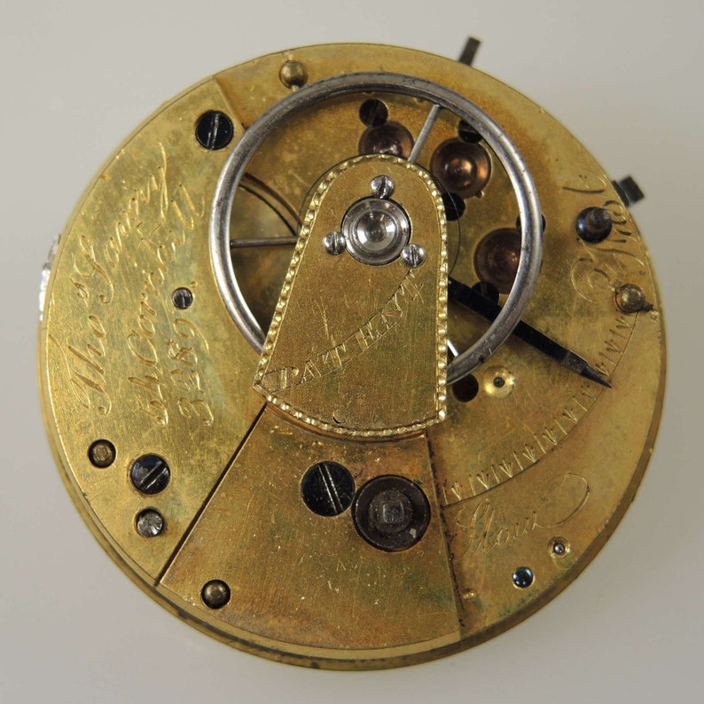 Puede incluir: Primer plano de un movimiento de reloj de bolsillo de oro con la inscripci&oacute;n "The Society of Watchmakers 1815" y "J. Pazt Hoyt".