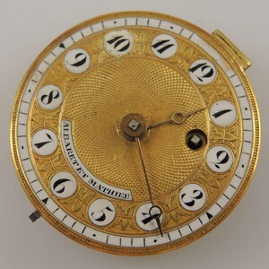 Puede incluir: Una esfera de reloj de bolsillo de oro con marcadores de hora en n&uacute;meros romanos y una esfera de esmalte blanco. La esfera del reloj est&aacute; grabada con un dise&ntilde;o floral y el texto "ALBARET ET MATHIEU".