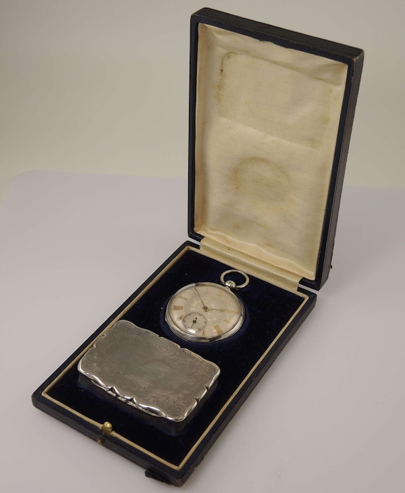 Orologio da tasca con fusibile in argento e tabacchiera in stile