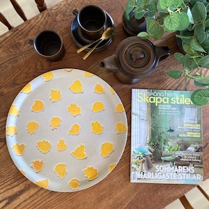 Round serving tray, handmade in Sweden. FSC Certified birch wood. Hand painted design in natural and yellow leaves. Scandi drinks tray. Serving Tray. Housewarming gift, comes gift wrapped. Scandi design. Large round tray. Garden drinks tray.
