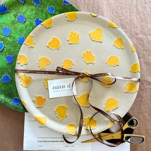 Round drinks tray, handmade in Sweden. FSC Certified birch wood. Hand painted design in natural and yellow leaves. Scandi drinks tray. Serving Tray. Housewarming gift, comes gift wrapped. Scandi design. Large round tray. Garden drinks tray.