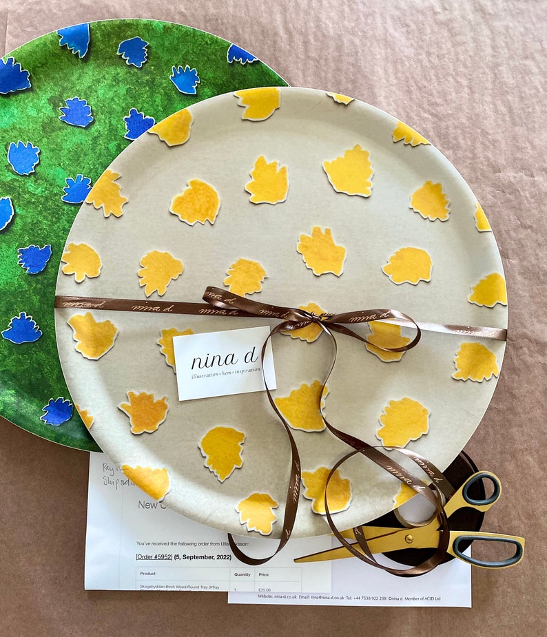Round drinks tray, handmade in Sweden. FSC Certified birch wood. Hand painted design in natural and yellow leaves. Scandi drinks tray. Serving Tray. Housewarming gift, comes gift wrapped. Scandi design. Large round tray. Garden drinks tray.