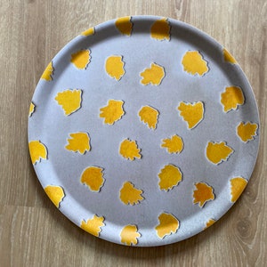 Round drinks tray, handmade in Sweden. FSC Certified birch wood. Hand painted design in natural and yellow leaves. Scandi drinks tray. Serving Tray. Housewarming gift, comes gift wrapped. Scandi design. Large round tray. Garden drinks tray.