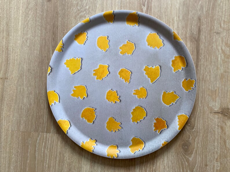 Round drinks tray, handmade in Sweden. FSC Certified birch wood. Hand painted design in natural and yellow leaves. Scandi drinks tray. Serving Tray. Housewarming gift, comes gift wrapped. Scandi design. Large round tray. Garden drinks tray.