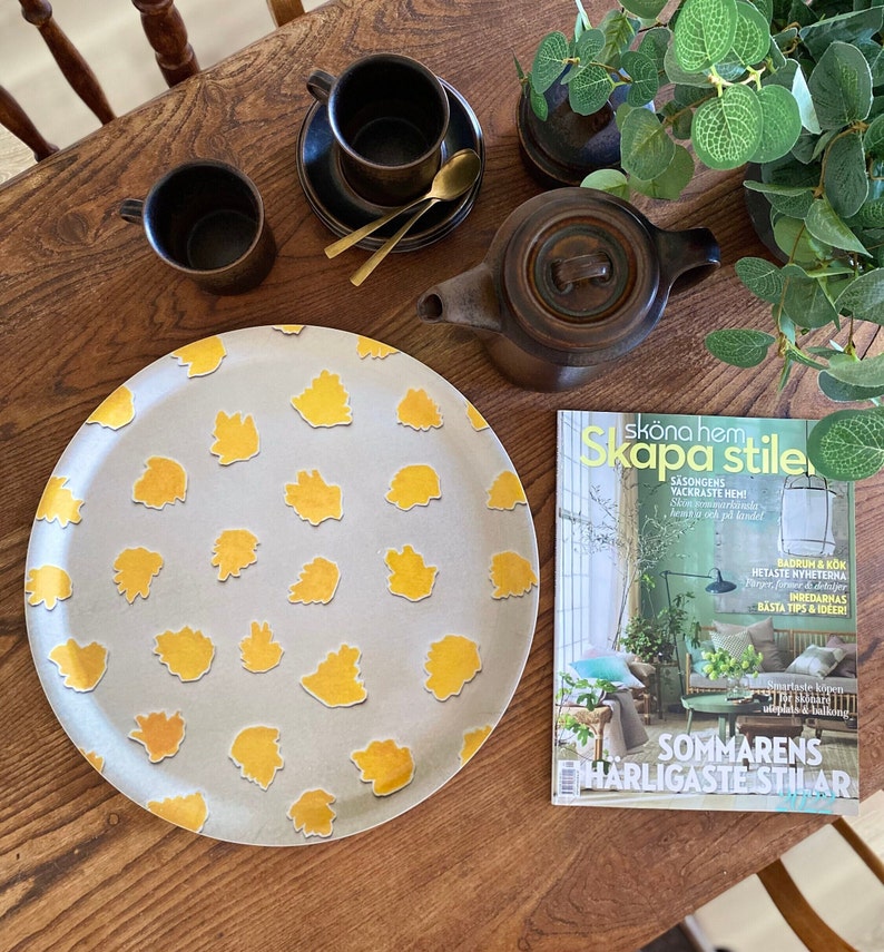 Round serving tray, handmade in Sweden. FSC Certified birch wood. Hand painted design in natural and yellow leaves. Scandi drinks tray. Serving Tray. Housewarming gift, comes gift wrapped. Scandi design. Large round tray. Garden drinks tray.