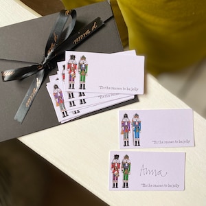 Cartões de nome de lugar, com arte de soldados de brinquedo quebra-nozes, cartões de nome de papel reciclado, cartões de nome de Natal, feitos à mão no Reino Unido, ideia de presente de Natal