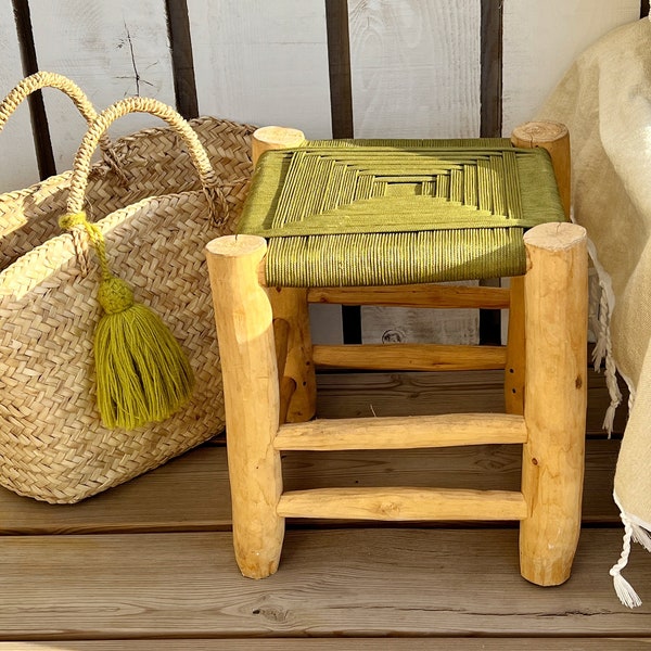 Petit tabouret marocain artisanal bois brut et tressage corde