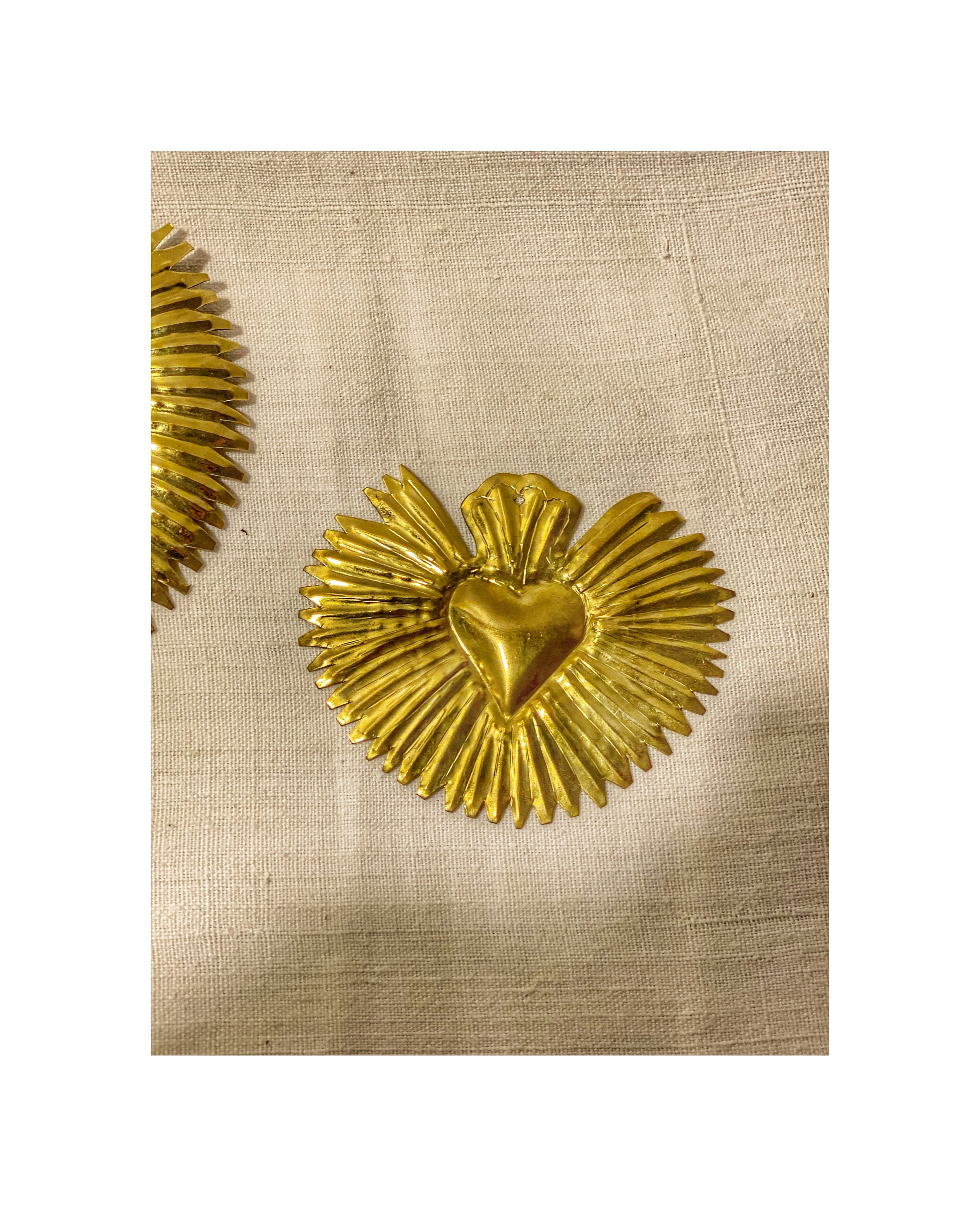 Ex-Votos en Laiton Une Déco Murale Originale