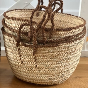 Stor berberkorg gjord av växtfiber med handflätade rephandtag bild 4