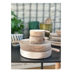 Tablas, platos y bandejas de madera de nogal hechos a mano.