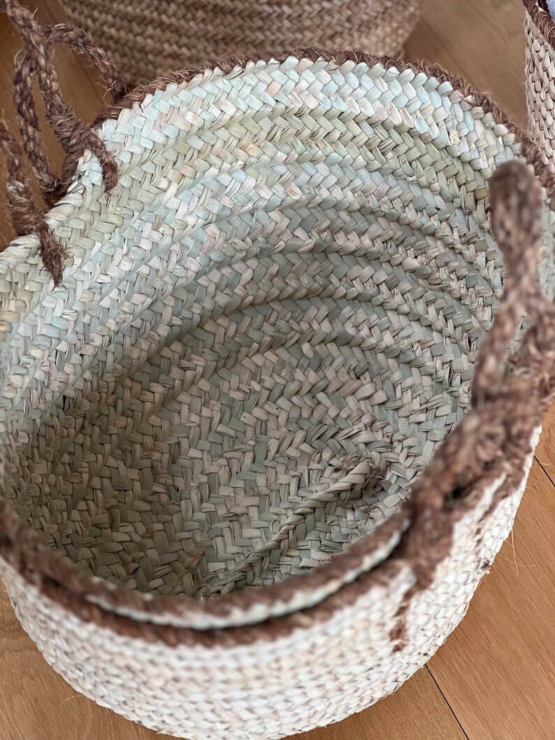 Stor berberkorg gjord av växtfiber med handflätade rephandtag bild 7