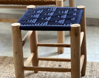 Petit tabouret marocain artisanal bois brut et tressage corde bleu nuit