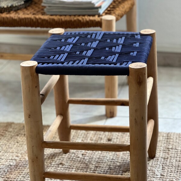 Petit tabouret marocain artisanal bois brut et tressage corde bleu nuit