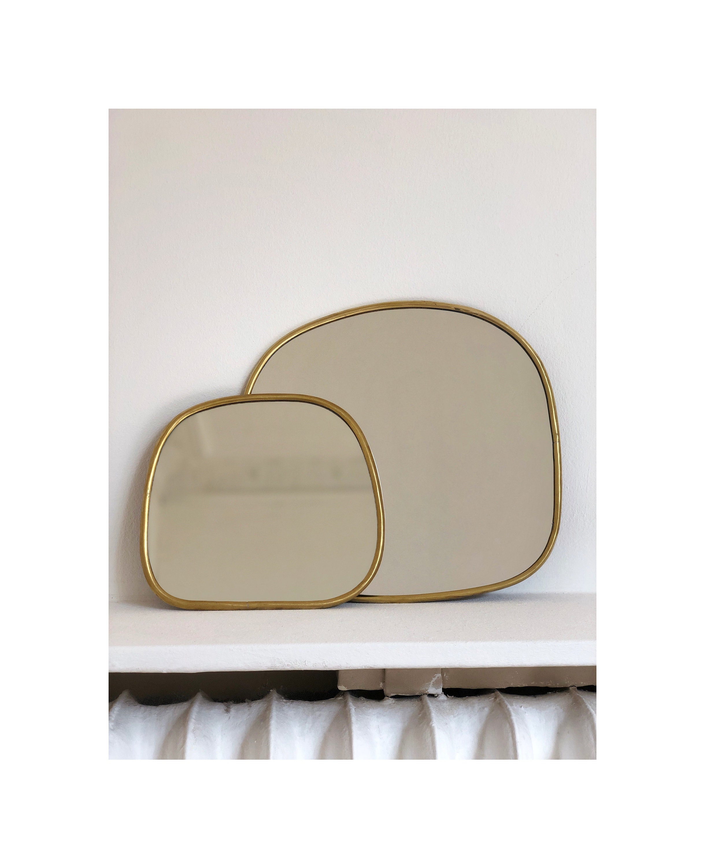 Miroir Forme Irrégulière en Laiton Bord Fin Pour Décoration Murale