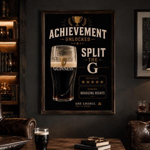 Puede incluir: Un anuncio de Guinness enmarcado en negro y dorado con el texto "Achievement Unlocked" y "Split the G". La imagen presenta una pinta de Guinness y se muestra en una habitaci&oacute;n con muebles de cuero y una estanter&iacute;a.