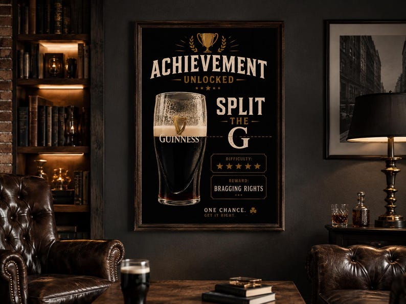 Puede incluir: Un anuncio de Guinness enmarcado en negro y dorado con el texto "Achievement Unlocked" y "Split the G". La imagen presenta una pinta de Guinness y se muestra en una habitaci&oacute;n con muebles de cuero y una estanter&iacute;a.