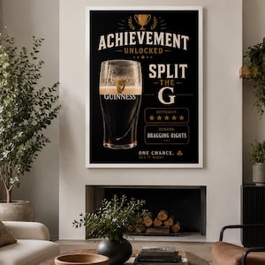 Puede incluir: Un p&oacute;ster negro enmarcado con una pinta de Guinness y el texto "ACHIEVEMENT UNLOCKED". El p&oacute;ster tambi&eacute;n incluye el texto "SPLIT THE G", "DIFFICULTY" con cinco estrellas y "BRAGGING RIGHTS".