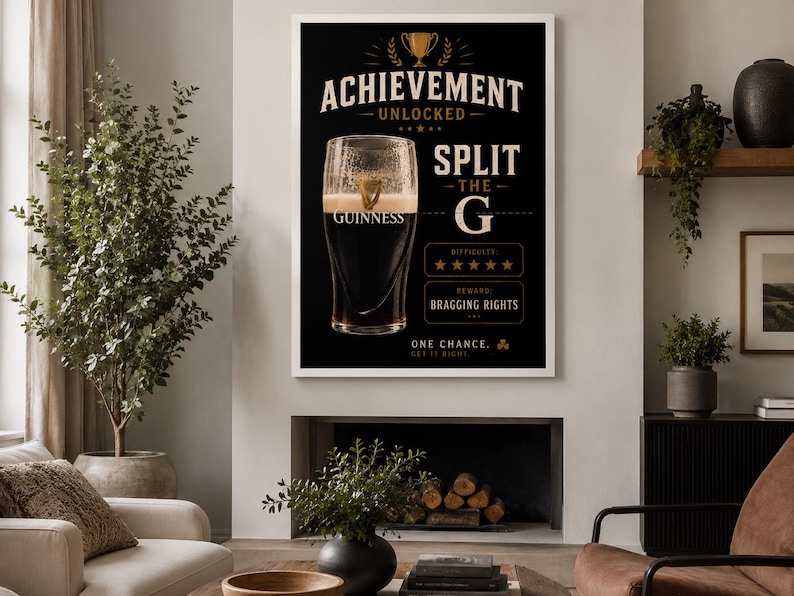 Puede incluir: Un p&oacute;ster negro enmarcado con una pinta de Guinness y el texto "ACHIEVEMENT UNLOCKED". El p&oacute;ster tambi&eacute;n incluye el texto "SPLIT THE G", "DIFFICULTY" con cinco estrellas y "BRAGGING RIGHTS".