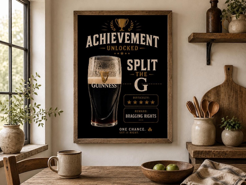 Puede incluir: Un p&oacute;ster negro enmarcado con una pinta de Guinness y el texto "ACHIEVEMENT UNLOCKED SPLIT THE G". El p&oacute;ster tambi&eacute;n incluye el texto "Difficulty: ***** Reward: Bragging Rights" y "One Chance. Get it Right."