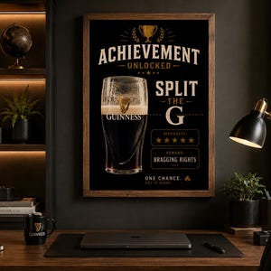 Puede incluir: Un anuncio enmarcado en negro y marr&oacute;n de cerveza Guinness con el texto "Achievement Unlocked" y "Split the G". La imagen presenta una pinta de Guinness y un icono de trofeo dorado. La dificultad se califica con cinco estrellas.