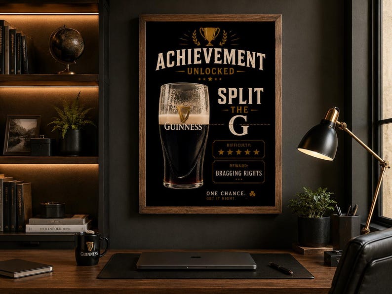 Puede incluir: Un anuncio enmarcado en negro y marr&oacute;n de cerveza Guinness con el texto "Achievement Unlocked" y "Split the G". La imagen presenta una pinta de Guinness y un icono de trofeo dorado. La dificultad se califica con cinco estrellas.
