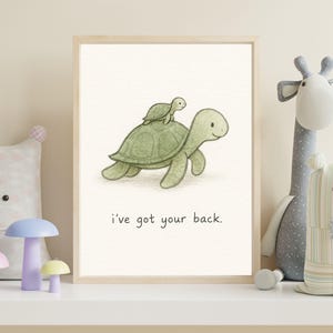 Impresión de tortuga, arte de pared para guardería oceánica, estilo de ilustración de tortuga caprichosa, póster de abrazos de animales bebés, decoración de regalo familiar sentimental