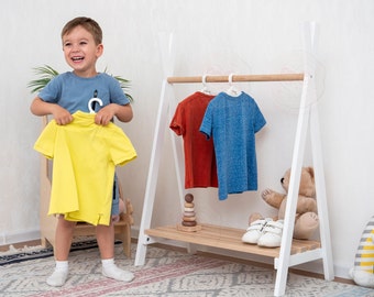 Estante de ropa Waldorf Teepee con opciones de paquete de perchas de madera, muebles de madera contrachapada Montessori armario y perchas regalo único para niños