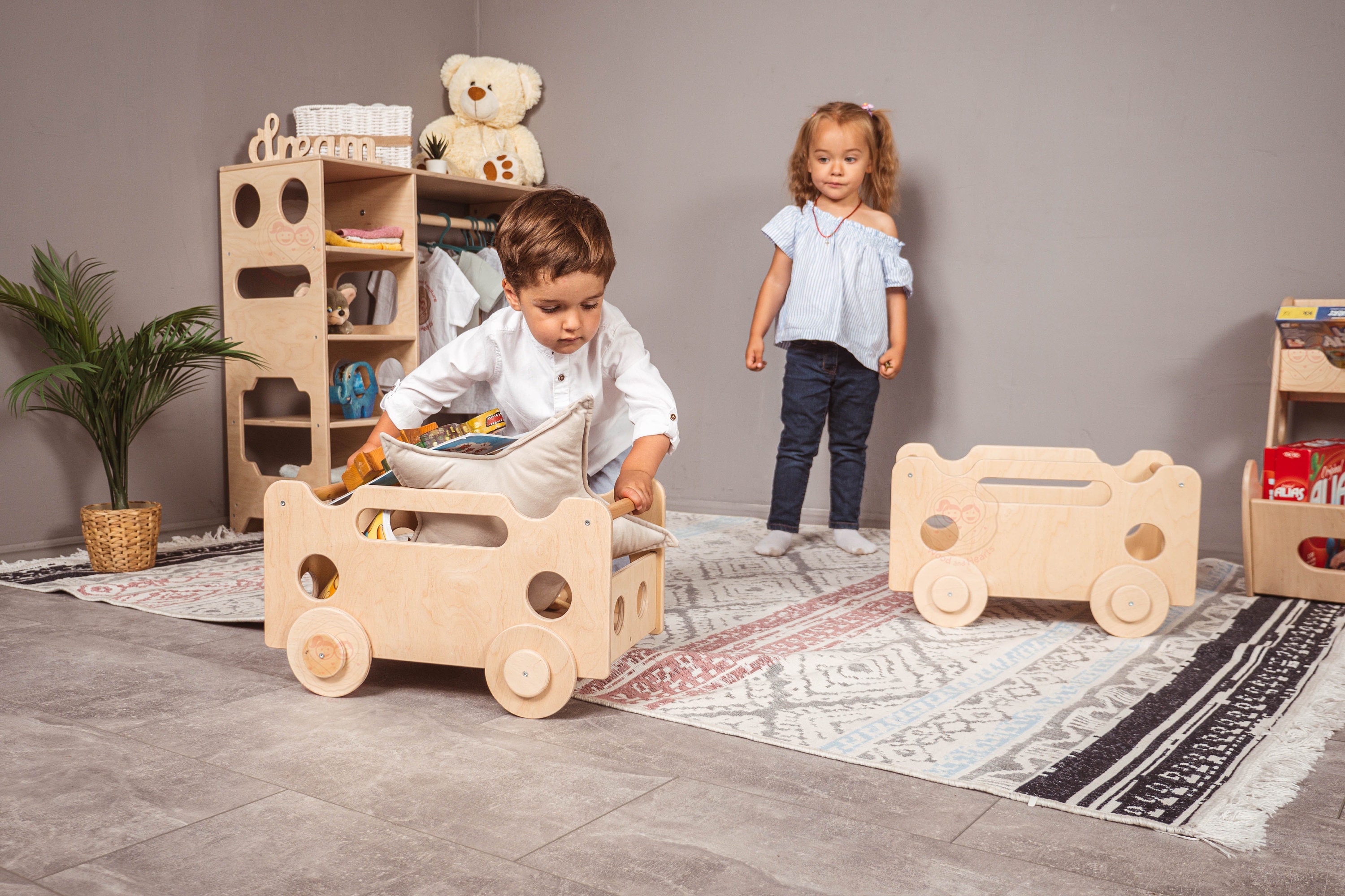 Woodandhearts Boîte de rangement pour jouets d'enfants - Organisateur en  bois avec roulettes - Rangement mobile pour enfants (Ma voiture) :  : Bébé et Puériculture