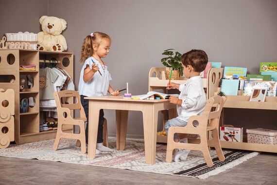Set tavolo e sedia per bambini Montessori, tavolo didattico con sedie,  scrivania ecologica con sgabelli per bambini di Woodandhearts -  Italia