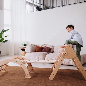 Set med 3 artiklar: hopfällbar triangel + båge + ramp med rutschkana, träbabygym
