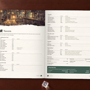 Op de afbeelding: Een open rollenspelboek met een tavernemenu met secties voor logies, maaltijden, eten en drinken. De pagina bevat een illustratie van een taverne-interieur, een gouden pen en drie doorzichtige veelvlakdobbelstenen.