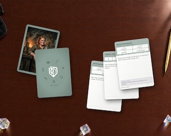 Puede incluir: Un conjunto de cartas de juego rectangulares con perfiles de personajes e ilustraciones. Una carta muestra a una mujer en una taberna, mientras que otras muestran textos como Marta Greenbarrel, Captain Vela y Old Brannock. Un bolígrafo dorado y tres dados poliédricos están cerca.