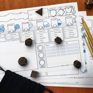 Könnte beinhalten: Ein leeres Charakterblatt für ein Tabletop-Rollenspiel, mit mehreren Metallwürfeln, die darauf verstreut sind. Das Blatt hat Abschnitte für Charaktername, Rasse, Klasse, Fähigkeitswerte, Rettungswürfe, Fertigkeiten, Waffen und mehr.