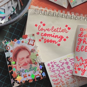 Hojas de calcomanías decorativas de vinilo holográficas con letras del alfabeto con letras de amor / calcomanías del alfabeto en escritura cursiva para polcos, diarios, barras de luz.