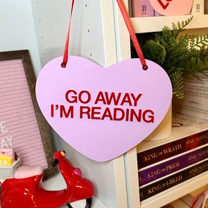 Cabide de porta de biblioteca | Decoração de livros | Bookish | Corações de conversação | Decoração de dia dos namorados | Placa de dia dos namorados | Cabide de porta |