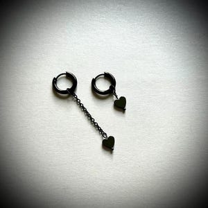 Créoles dépareillées en acier inoxydable coeur hématite noire sur chaîne/Bijoux gothiques/Boucles d&#39;oreilles gothiques/EMO/Cadeaux gothiques
