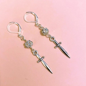 Pendientes unisex bañados en plata con forma de daga o espada / joyas góticas / pendientes góticos / joyas grunge / unisex